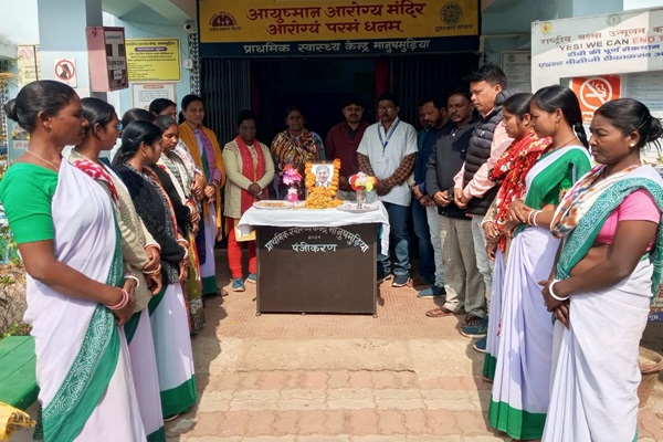 Baharagoda : मानुषमुड़िया पीएचसी में शोक सभा आयोजित कर डॉ ओपी चौधरी को दी गई श्रद्धांजलि