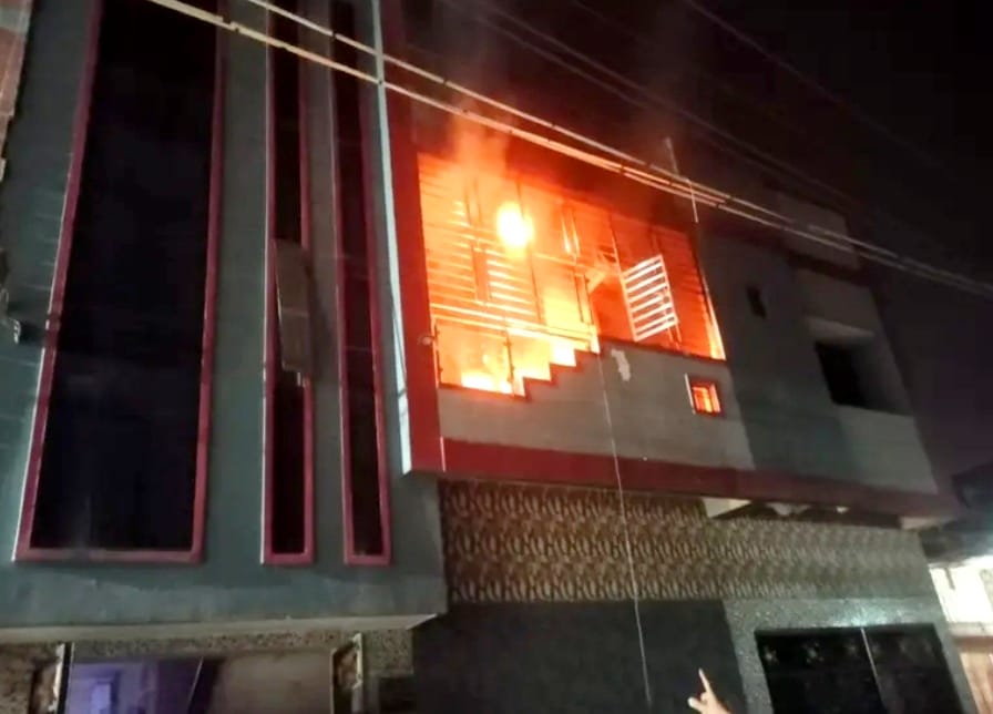 Jamshedpur : मानगो में घर में आग लगने से सारा सामान जलकर हुआ खाक, बुझाने के दौरान महिला झुलसी