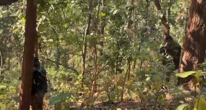 Chaibasa : सारंडा में सुरक्षाबलों की नक्सलियों के साथ भीषण मुठभेड़ में एक करोड़ के इनामी अनल दा समेत 15 नक्सली ढेर, सर्च ऑपरेशन जारी