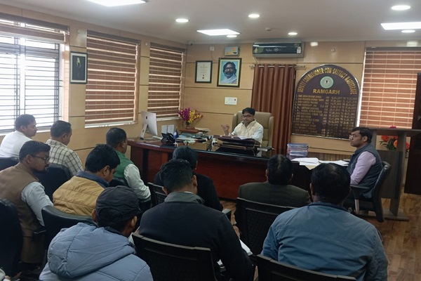 Ramgarh : रामगढ़ में उपायुक्त की अध्यक्षता में जिला स्तरीय जल एवं स्वच्छता समिति की बैठक