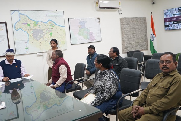 Jamshedpur : जन शिकायत निवारण दिवस में निदेशक एनईपी ने सुनी आम लोगों की समस्याएं, त्वरित समाधान के निर्देश