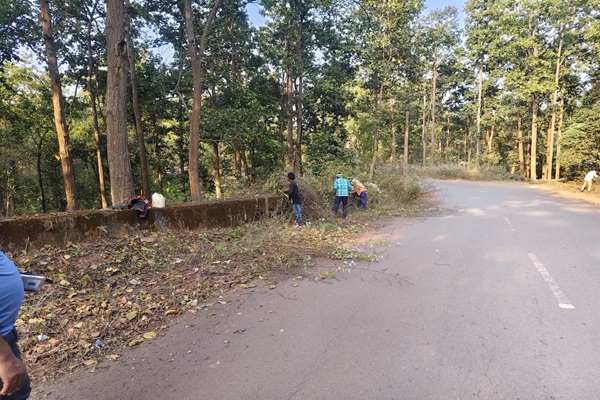Gua : गुवा–बड़ाजामदा मार्ग पर झाड़ियों की सफाई, सड़क दुर्घटनाओं की आशंका कम