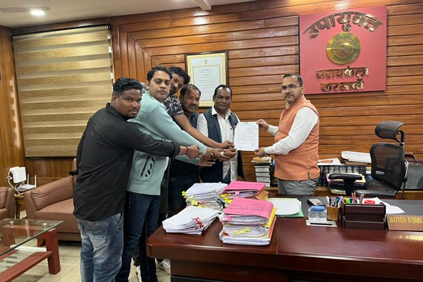 Seraikela : शिबू सोरेन की प्रतिमूर्ति स्थापना को लेकर झामुमो प्रतिनिधिमंडल ने सौंपा ज्ञापन