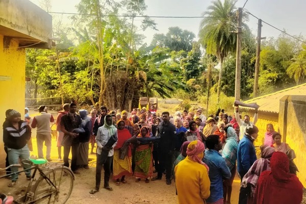 Baharagoda : कड़ाके की ठंड में सांसद विद्युत वरण महतो की पहल, जरूरतमंदों के बीच कंबल वितरण