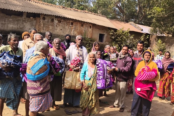 Baharagoda : मानुष मुड़िया पंचायत में ठंड राहत, 180 जरूरतमंदों को मिला कंबल