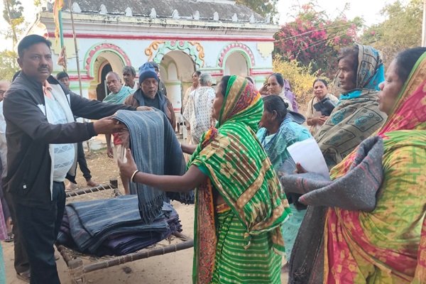 Baharagoda : बहरागोड़ा में सांसद विद्युत वरण महतो की पहल, 200 जरूरतमंदों के बीच कंबल वितरण