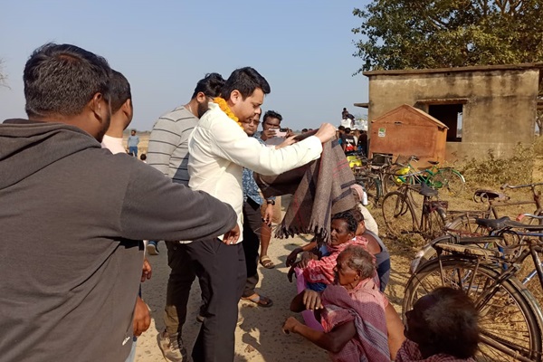 Baharagoda : कड़ाके की ठंड में सांसद की मानवीय पहल : कुणाल महतो ने 2500 जरूरतमंदों को बांटे कंबल