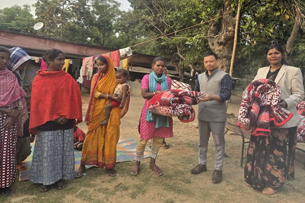 Potka : कड़ाके की ठंड में प्रशासन की मानवीय पहल, दीनबंधु कुष्ठ आश्रम में कंबल वितरण