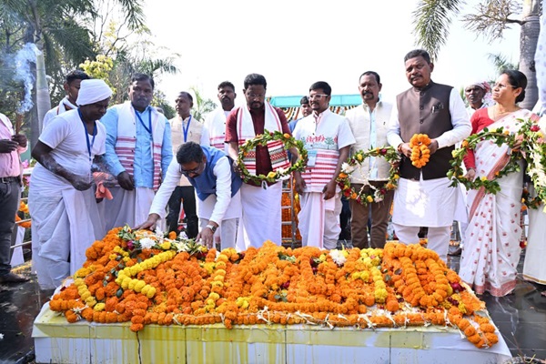 Kharsawan : खरसावां गोलीकांड की 78वीं शहादत दिवस पर अमर शहीदों को नमन, वंशजों के सम्मान हेतु विशेष आयोग का ऐलान