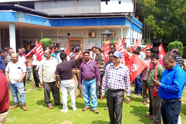 Gua : किरीबुरू अस्पताल की रेफरल व्यवस्था पर सवाल, कर्मचारी की मौत के बाद खदान बंद