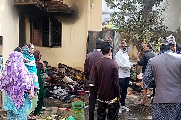 Jamshedpur : परसुडीह में बंद पड़े घर में लगी भीषण आग, लाखों की संपत्ति जलकर खाक