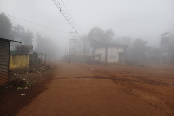 Gua : घने कोहरे की चादर में लिपटा गुवा शहर, जनजीवन प्रभावित, थमी शहर की रफ्तार