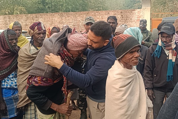 Chakulia : कड़ाके की ठंड में कुणाल षाडंगी ने जरूरतमंदों में 200 कंबल वितरित किए