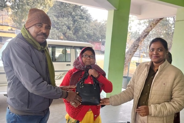 Jamshedpur : गोलमुरी में लावारिस बैग से मची अफरा-तफरी, पुलिस की सतर्कता से बुजुर्ग महिला को मिला खोया सामान