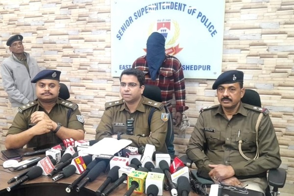 Jamshedpur : बिरसानगर थाना पुलिस को बड़ी कामयाबी, हथियार व कारतूस के साथ यूपी का युवक गिरफ्तार
