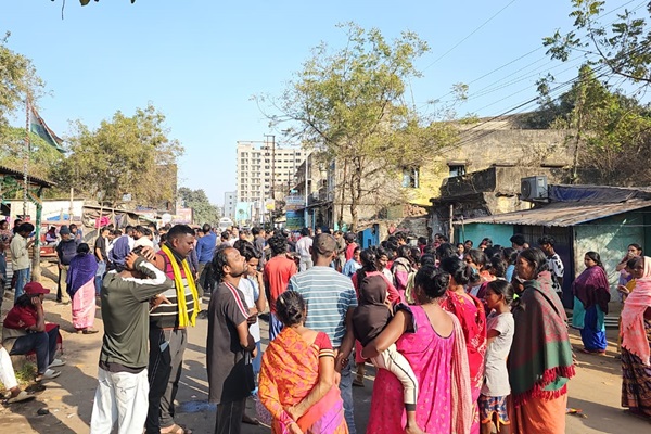 Kharagpur : पुलिस कार्रवाई में महिला की मौत, तनाव के बीच प्रदर्शन