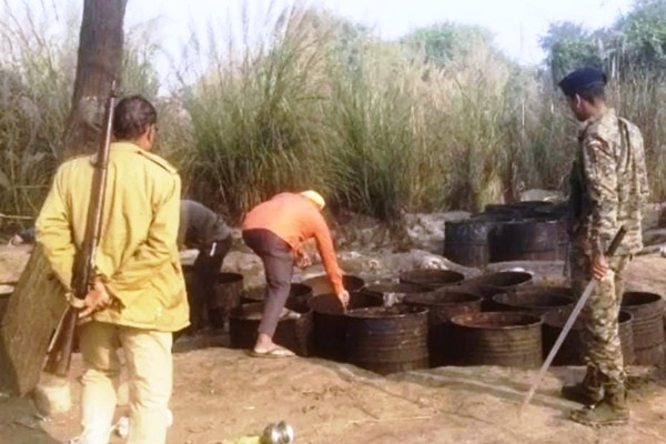 Baharagoda : बरसोल पुलिस की बड़ी कार्रवाई : पानीसोल में अवैध मिनी शराब फैक्ट्री का भंडाफोड़