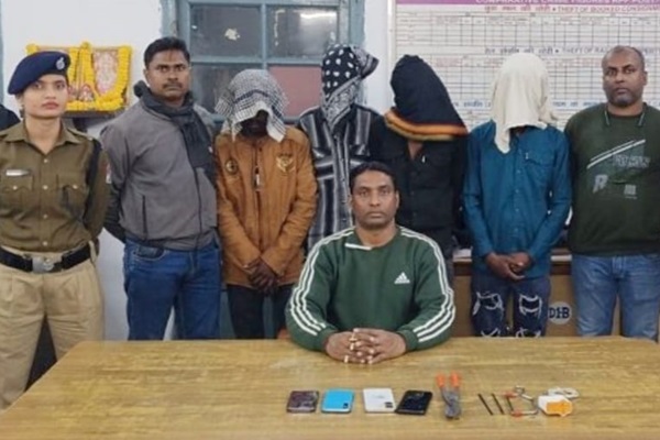 Jamshedpur : चलती ट्रेन में मोबाइल चोरी करने वाले शातिर गिरोह का पर्दाफाश, चार आरोपी गिरफ्तार