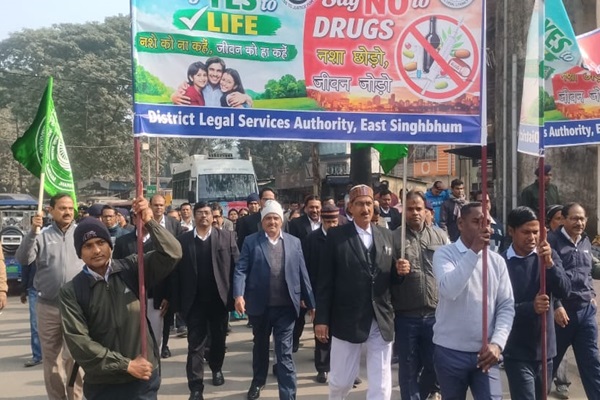 Jamshedpur : जमशेदपुर में नशा उन्मूलन रैली और जागरूकता वैन का शुभारंभ, प्रधान जिला जज ने दिखाई हरी झंडी