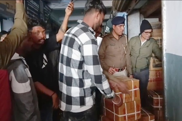 Jamshedpur : जमशेदपुर में नशे के खिलाफ युवाओं का अभियान, दुकानों पर छापेमारी