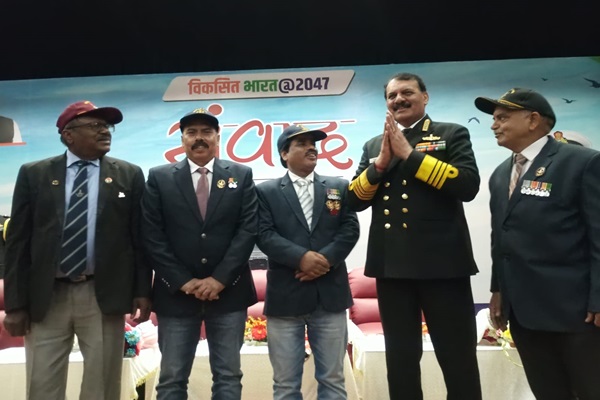 Ranchi : बिरसा मुंडा की धरती पर नौसेना प्रमुख एडमिरल दिनेश कुमार त्रिपाठी का भव्य स्वागत