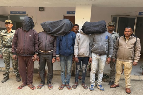 Baharagoda : प्रधानाध्यापक को पेड़ से बांधकर पीटा, जातिसूचक गालियां; पाँच आरोपी जेल भेजे गए