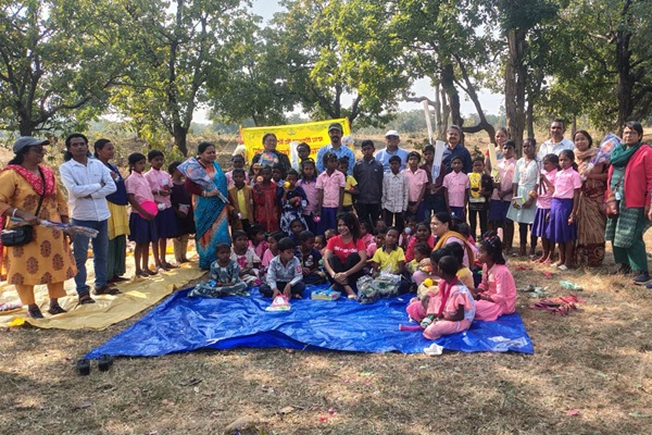 Potka : शबर बच्चों के बीच खेल सामग्री व खिलौना वितरण, मुस्कान से रोशन हुए चेहरे