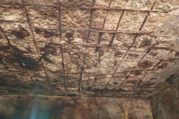 Jadugoda : जर्जर मकानों में मौत के साए में जी रहे 13 सबर परिवार, न घर सुरक्षित न पानी का अधिकार