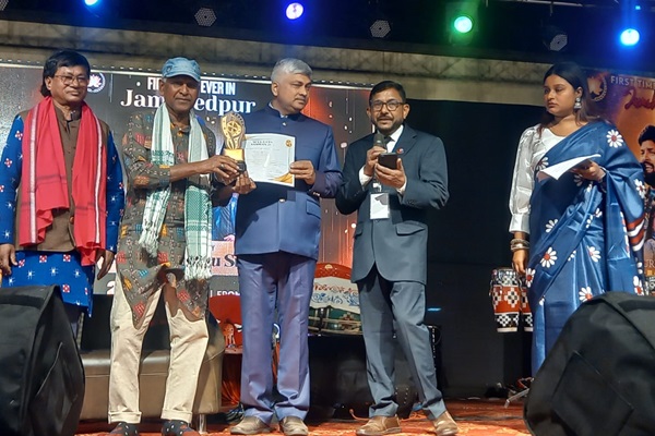 Jamshedpur : जमशेदपुर में पहली बार संबलपुरी रंगारंग कार्यक्रम, सेवा रत्न सम्मान से विभूतियां सम्मानित