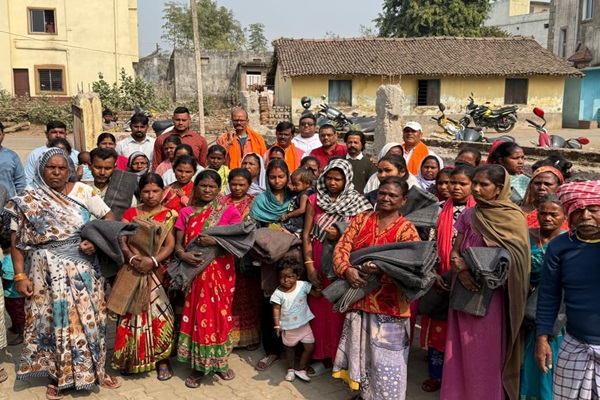 Jamshedpur : संथाल बस्ती में भाजपा ने सैकड़ों जरूरतमंदों के बीच बांटे कंबल