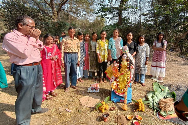Jadugoda : सिद्धू–कान्हु मेमोरियल हाई स्कूल में नम आंखों से मां सरस्वती की विदाई