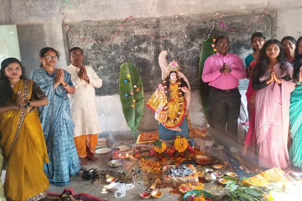 Jadugoda : सिद्धू कान्हु मेमोरियल हाई स्कूल केडो में श्रद्धा के साथ मनाई गई सरस्वती पूजा