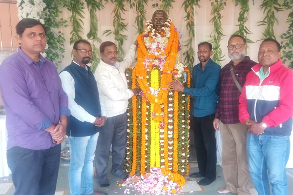 Jamshedpur : पूर्व उप मुख्यमंत्री सुधीर महतो की 12वीं पुण्यतिथि पर भावभीनी श्रद्धांजलि