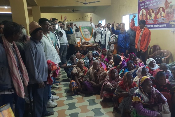 Seraikela : शिबू सोरेन और सुनील महतो की जयंती पर श्रद्धांजलि सभा, झामुमो नेताओं ने दिया समाज उत्थान का संदेश