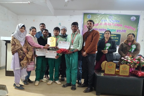 Jadugoda : विज्ञान प्रदर्शनी में पीएम श्री उच्च विद्यालय खुकराडीह को मिला प्रथम पुरस्कार