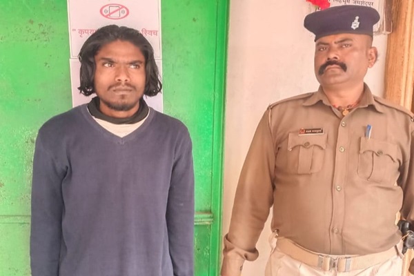 Jamshedpur : आजाद नगर थाना पुलिस की बड़ी कार्रवाई, संपत्ति अपराध में वांछित वारंटी गिरफ्तार