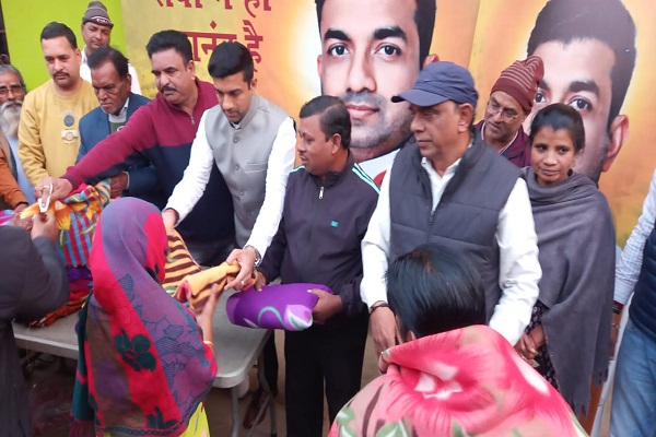 Jamshedpur : समाजसेवी अविनाश सिंह राजा ने जरूरतमंदों के बीच कंबल का किया वितरण 