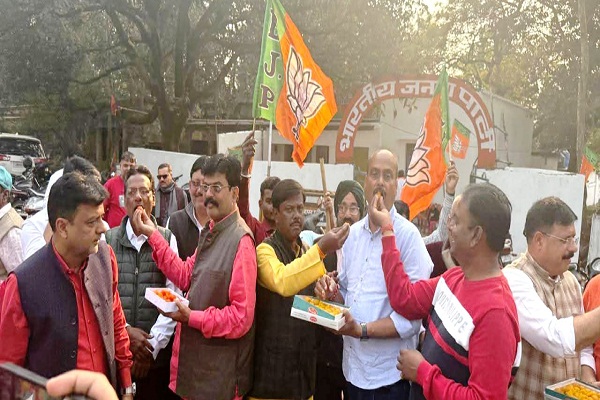 Jamshedpur : नितिन नवीन का राष्ट्रीय अध्यक्ष बनना भाजपा में नए युग की शुरूआत : संजीव सिंहा, भाजपा जमशेदपुर महानगर के कार्यकर्ताओं ने लड्डू बांटकर साझा की खुशियां