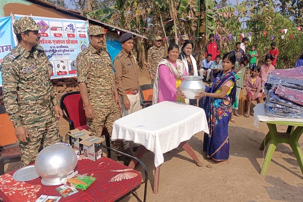 Gua : उपयोगी सामग्री पाकर खिलखिला उठे ग्रामीणों के चेहरे, सीआरपीएफ की कार्य प्रणाली को सराहा