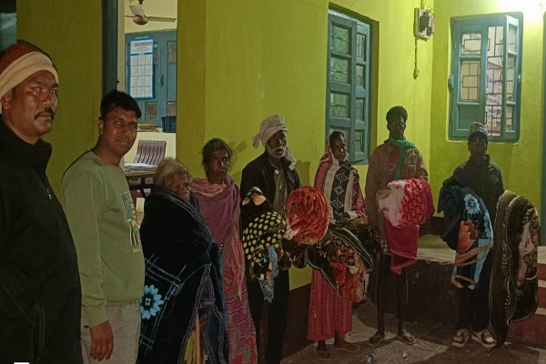 Gua : सारंडा मुठभेड़ के बाद मानवता की हुई जीत, नक्सली के माता-पिता को पुलिस ने दिया सम्मान