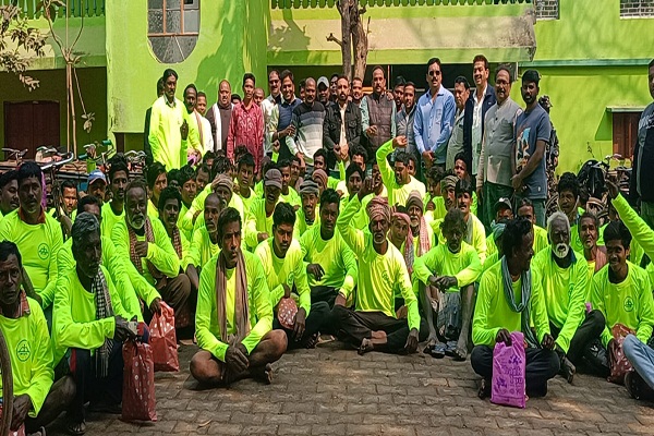 Baharagora : पूर्व विधायक कुणाल षाड़ंगी ने 100 रिक्शा चालकों को वस्त्र भेंट कर किया सम्मानित