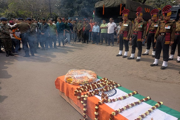 military honor : सैन्य सम्मान के साथ शहीद सैनिक को दी गई अंतिम विदाई, स्वर्णरेखा बर्निग घाट पर हुआ अंतिम संस्कार