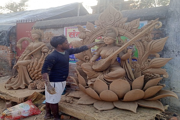 Muri : बसंत पंचमी को लेकर सरस्वती की प्रतिमा निर्माण में जुटे मूर्तिकार