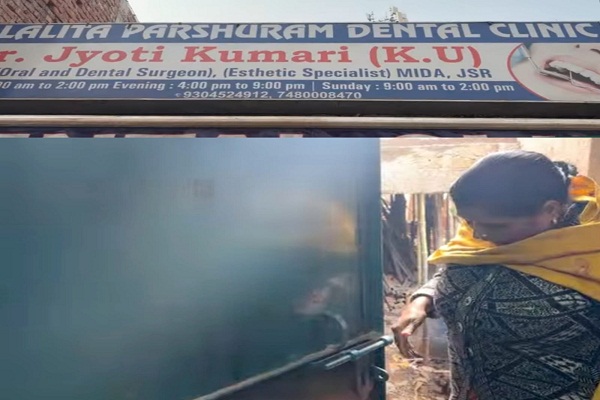 Jamshedpur : उलीडीह में डेंटल क्लिनिक में चोरी करने घुसा एक चोर टीवी व लैपटॉप के साथ रंगे हाथ धराया, दूसरा फरार होने में रहा सफल