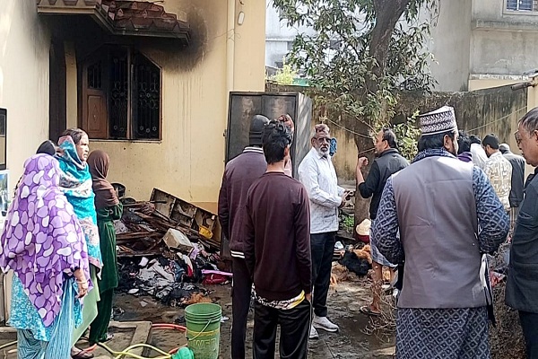 Jamshedpur : परसुडीह में टाटा मोटर्स के रिटायर्ड कर्मी के घर में आग लगने से नकदी, जेवरात, कपड़ा समेत सारा सामान हुआ खाक