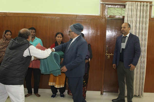 Jamshedpur : प्रधान जिला जज ने ठंड से बचाव के लिए महिलाओं को प्रदान किया कंबल