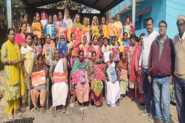 Jamshedpur : पत्रकार एकता मंच ने पुनः निभाया सामाजिक दायित्व, टुसू पर्व के उपलक्ष्य में जरूरतमंद महिलाओं में साड़ी का किया वितरण