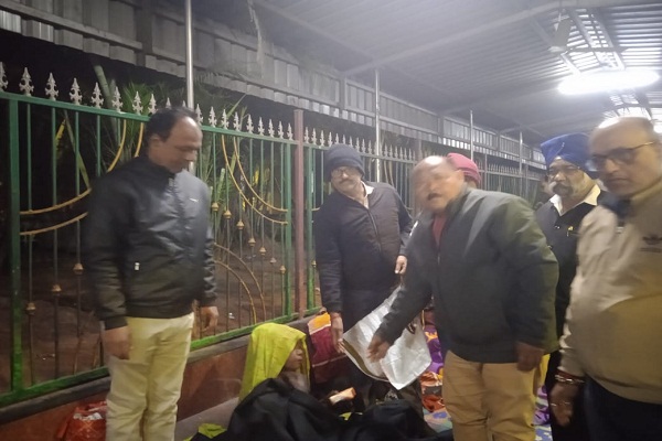 Jamshedpur : समाजसेवी रणबीर सिंह ने जरूरतमंदों में बांटे कंबल व भोजन के पैकेट, कहा जरूरतमंदों की सेवा ही सबसे बड़ा धर्म