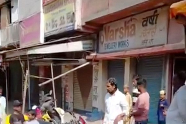 Jamshedpur : आजादनगर में वर्षा ज्वेलर्स पर महिलाओं ने लगाया गहने हड़पने का आरोप, दुकानदार ने आरोपों को बताया निराधार, पुलिस के पास पहुंचा मामला