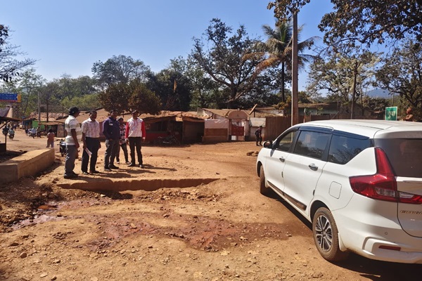 Gua : गुवा सेल अस्पताल के समीप अधूरी पुलिया बनी राहगीरों के लिए खतरा